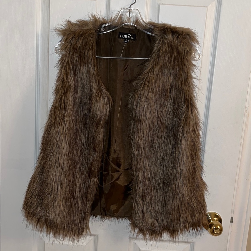 Selling fur vest—great condition- only worn ONCE